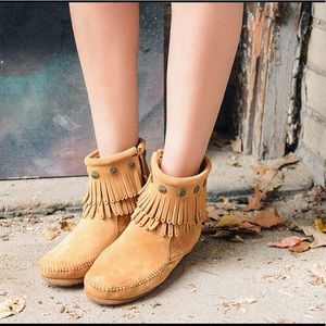 Minnetonka Double Fringe Side Zip Boot in Taupe size 8.5